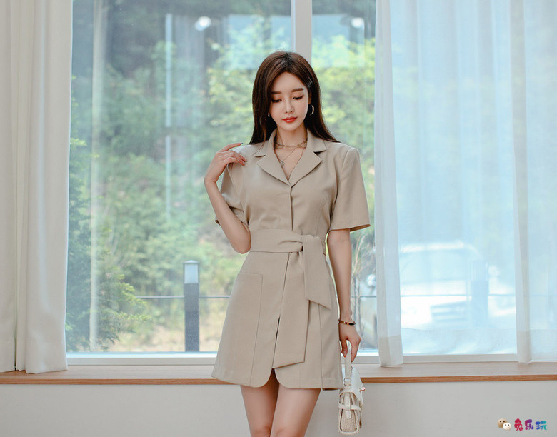 孙允珠丨爱尔兰橡木棕铜层叠绅士衣裙