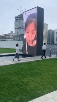 搞笑动图GIF：力太大，妹子这样做肯定是有效果的吧！