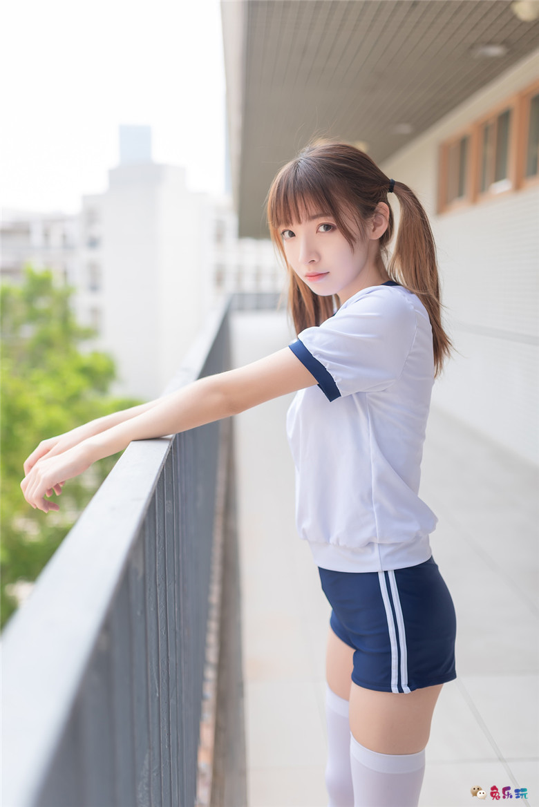 教室走廊的体操服少女