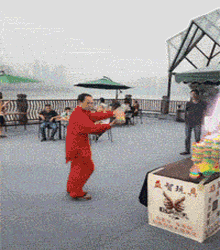 爆笑动图GIF图片：本想英雄救美，结果一下子就尴尬了