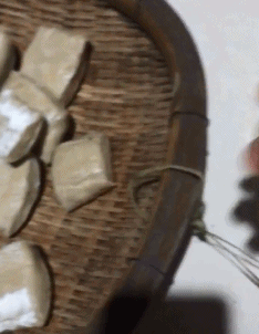 搞笑GIF动态图：如何引起酒桌上的女神注意？