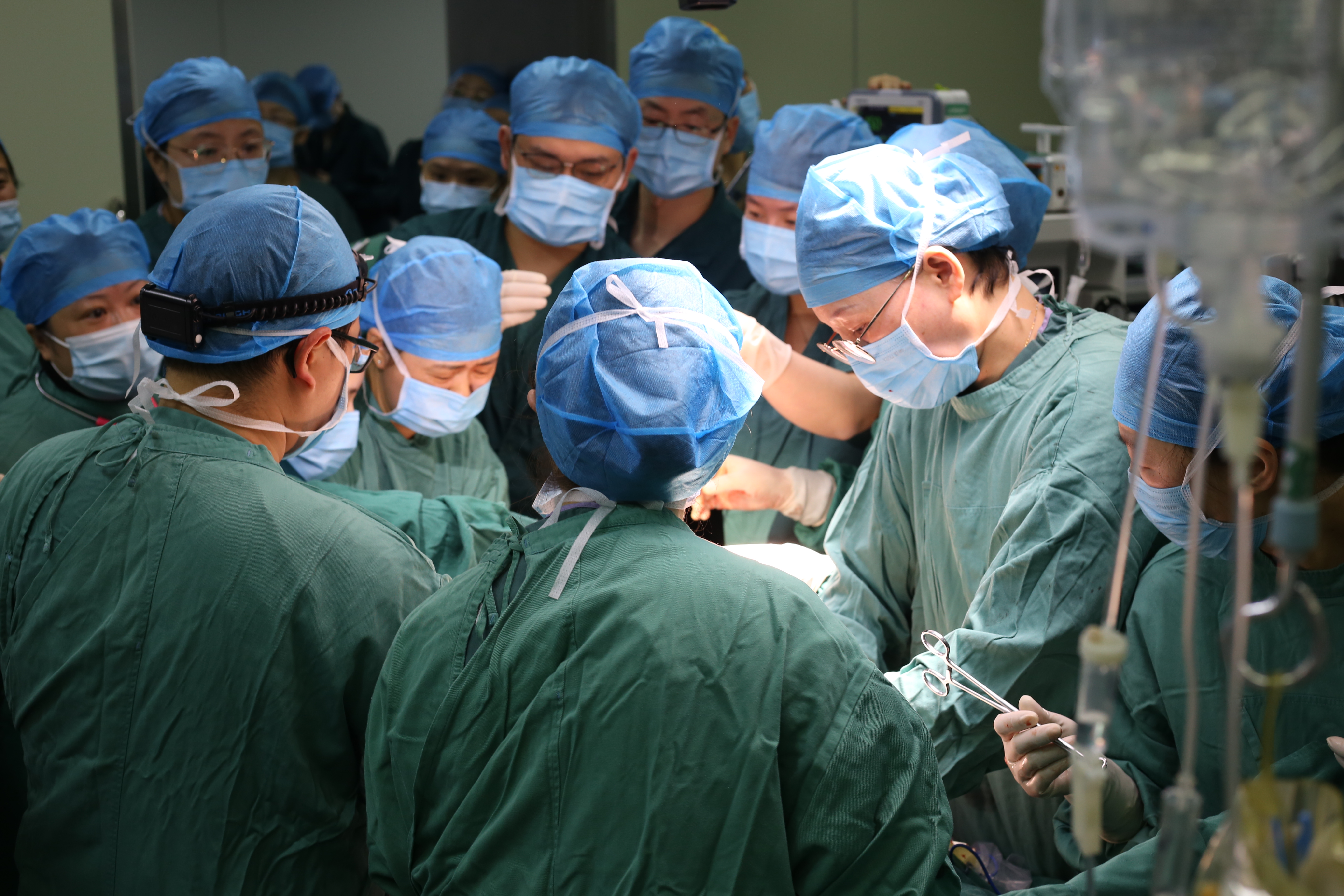 新生宝宝连着脐带补膈疝：宜昌首例产时胎儿手术在市一医院实施