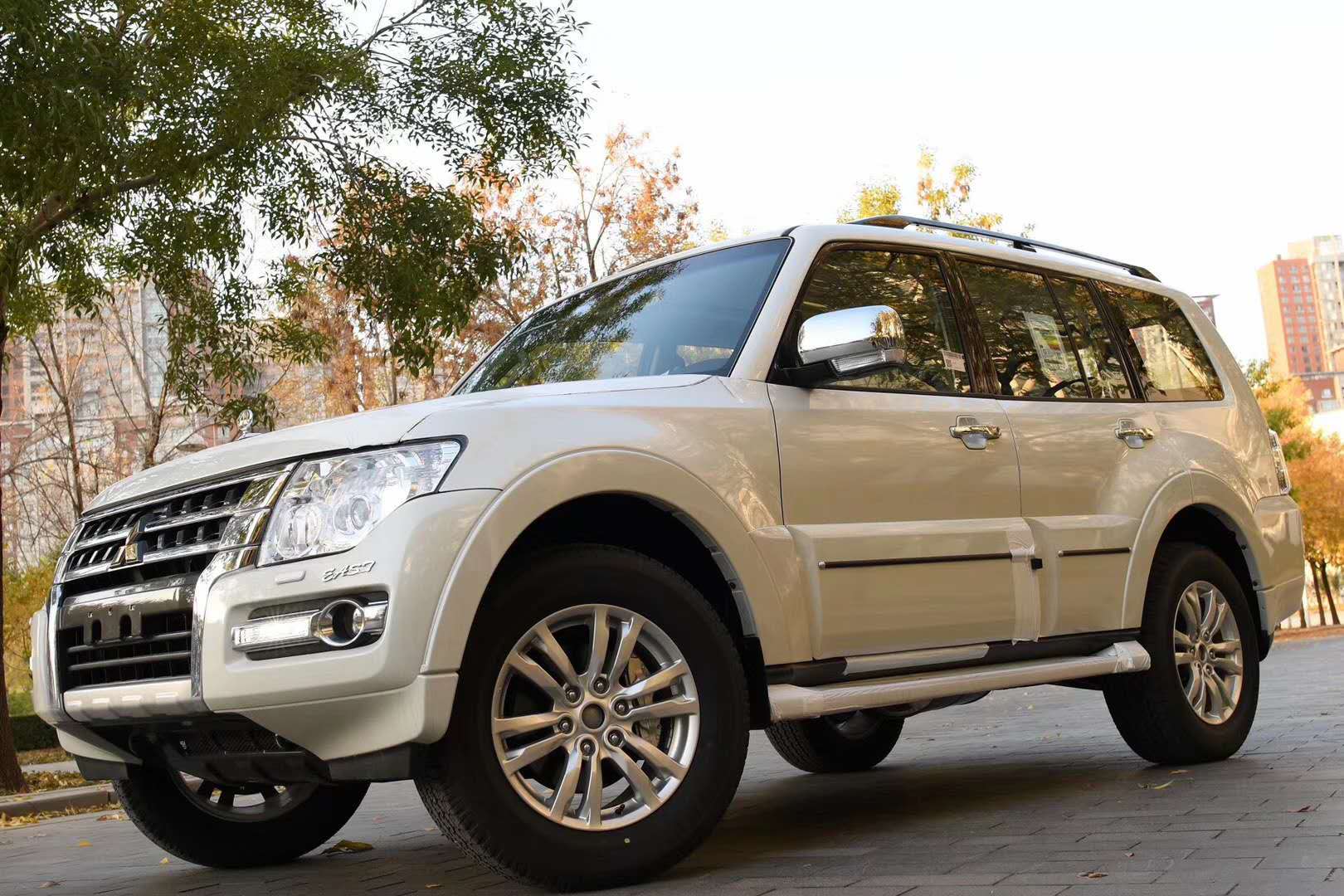 三菱帕杰罗多少钱38排量v6动力强悍越野