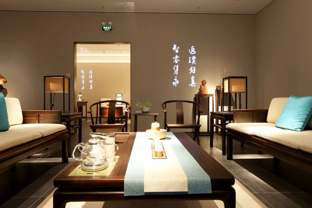 璞睿是市场上唯一一家使用传统红木的原创时尚家具品牌,璞睿生活艺术