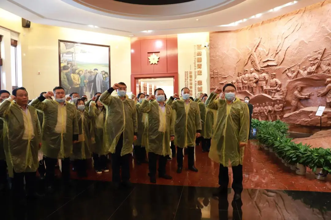 雨中祭英烈 党史筑忠魂——湘潭天易农商银行开展“清明祭英烈”活动