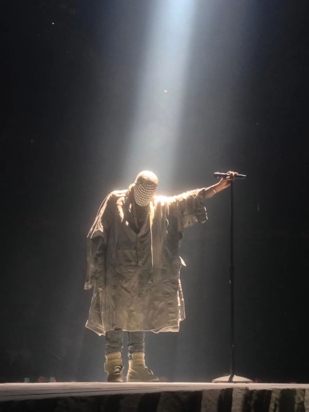 就拿rapper界的时髦教主 kanye west 来说,早在yeezus tour巡回演唱的