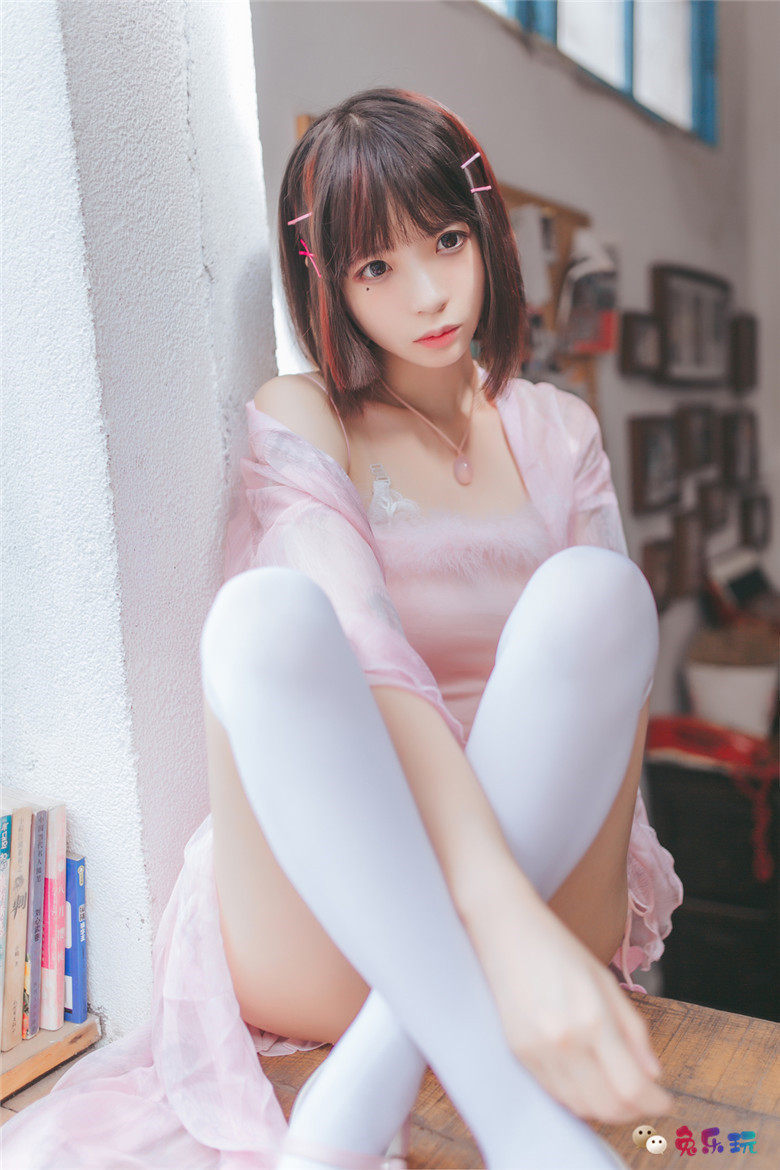 甜美少女的粉色睡衣