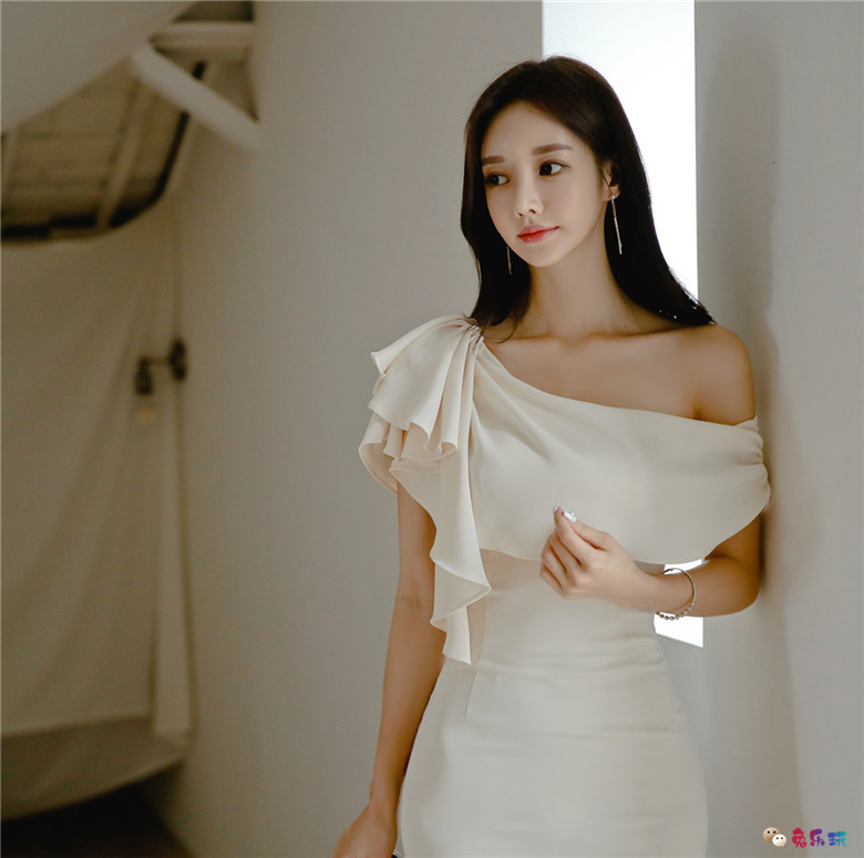 孙允珠丨凤蝶幽梦白鸢尾芳荷露肩礼裙