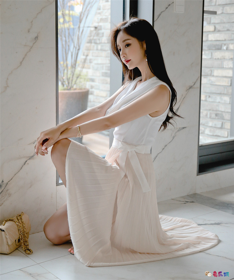 孙允珠丨蕙兰吊领古典墨韵柔白丝缎裙