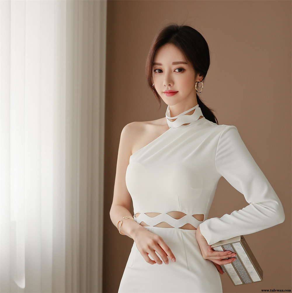 孙允珠丨阿芙洛狄忒水仙花瓶单肩礼裙