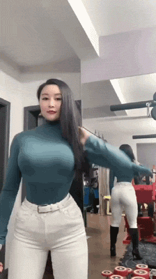 内涵美女图片动态的：妹子集体练蛤蟆功？