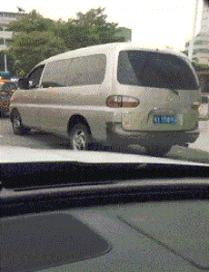 爆笑动图：好想知道这车里是不是在开车，发生了什么事情