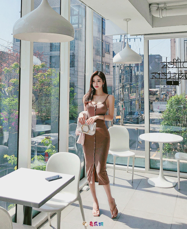 孙允珠丨橡木年轮花蜜温润泛棕半长裙