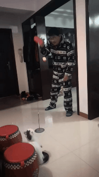 爆搞笑的gif图片：花大钱娶来的媳妇，我怎么能让她站着掰玉米