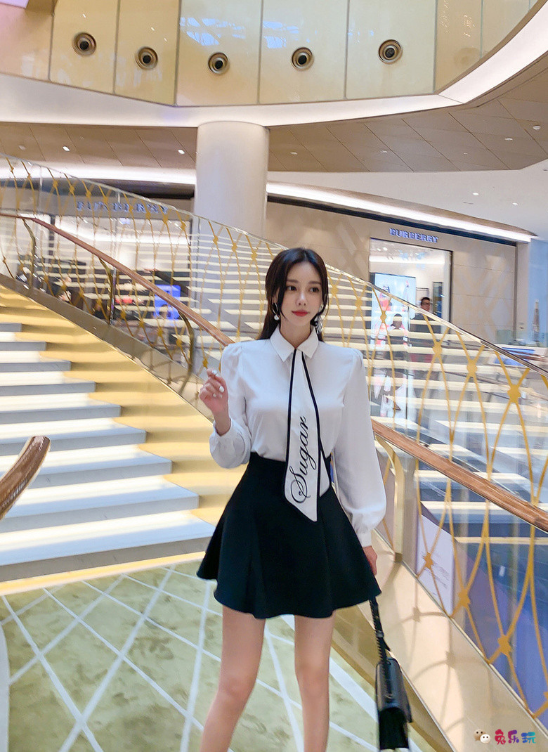 孙允珠丨白汀威士忌西洋字母絮带衣裙