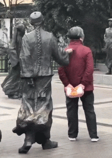 搞笑GIF图：你能不能像我一样矜持一点