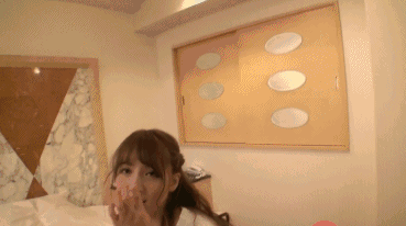 美女的邪恶动图：妹子，被什么吸引了呢？！