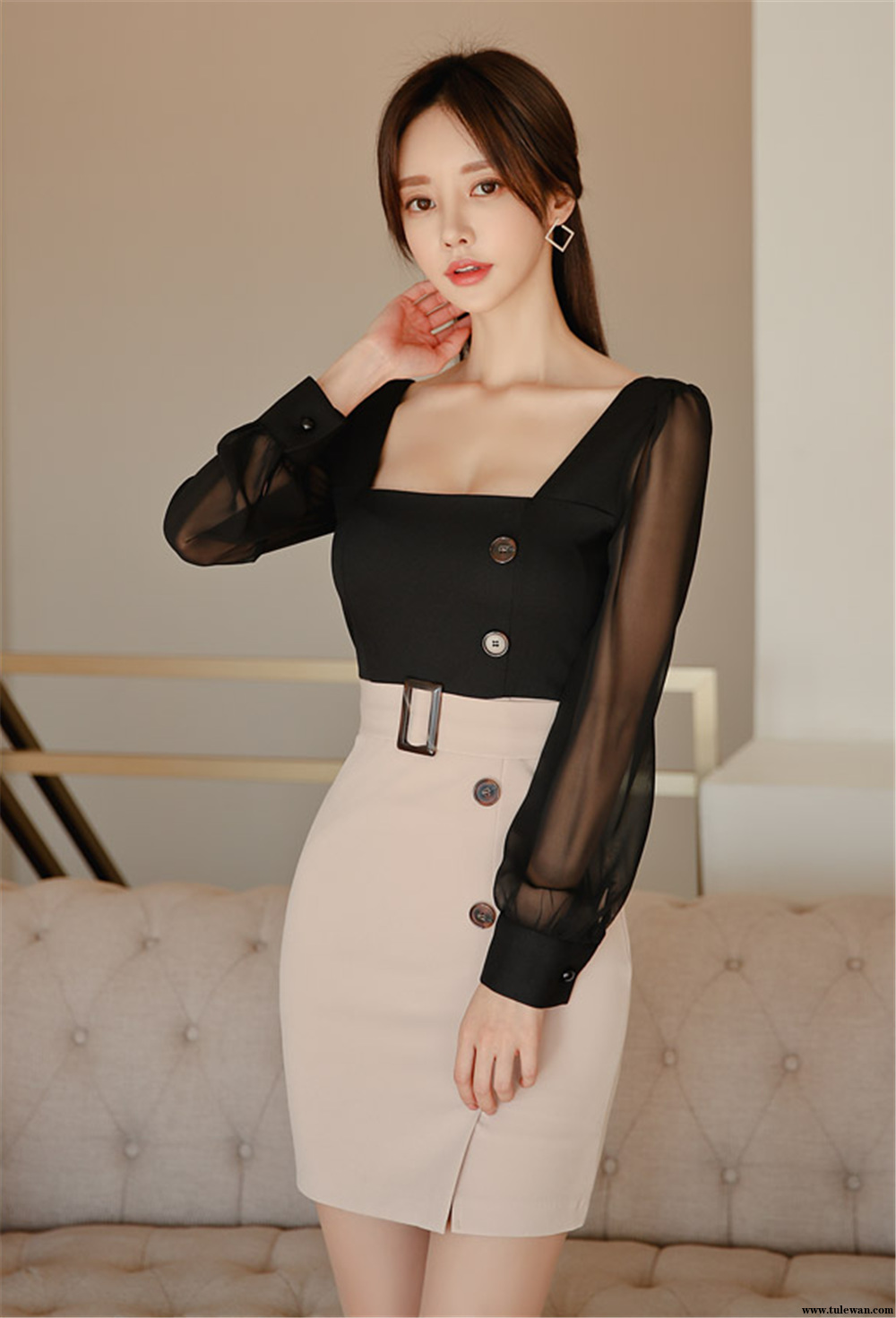 孙允珠丨海棠蕾丝花苞雅黑轻纱束腰裙