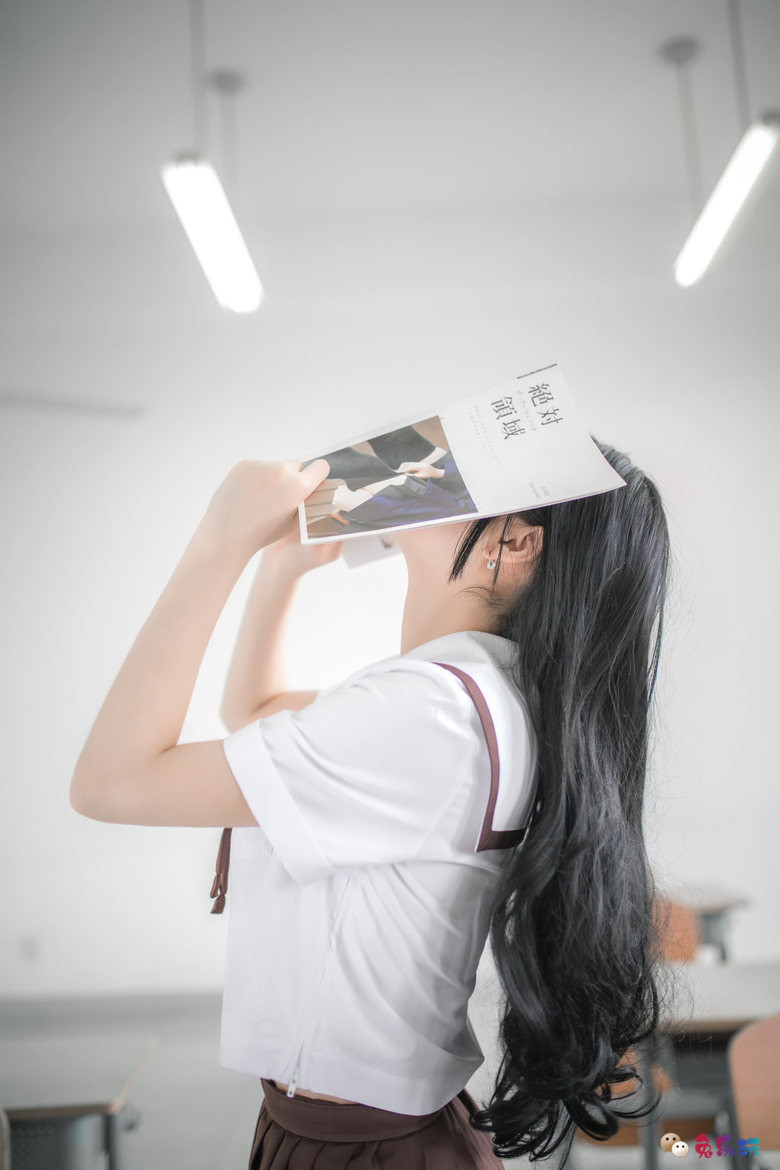 放开那课桌，冲我来！教室里的水手服学妹