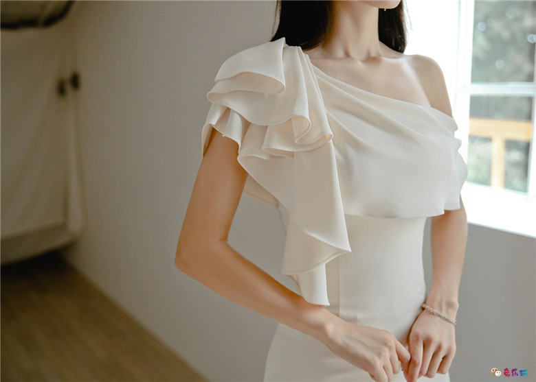 孙允珠丨凤蝶幽梦白鸢尾芳荷露肩礼裙