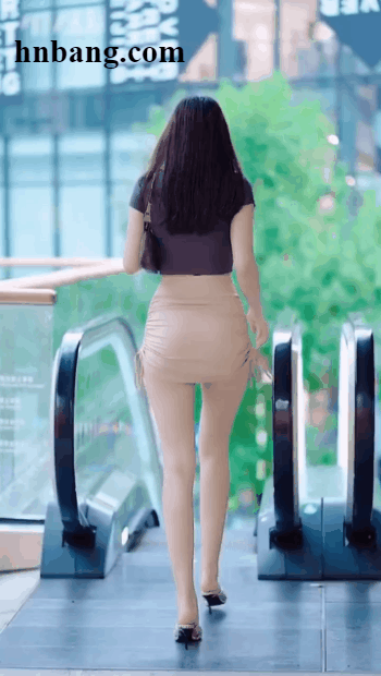 美女内涵图片GIF：腰力不错，表情也很到位