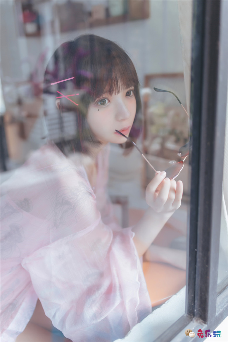 甜美少女的粉色睡衣