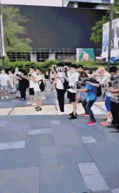 美女内涵动图图片：以球挡球，那还看个球！