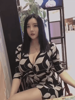 美女的经典GIF图片：只要身材好，跳舞肯定好看