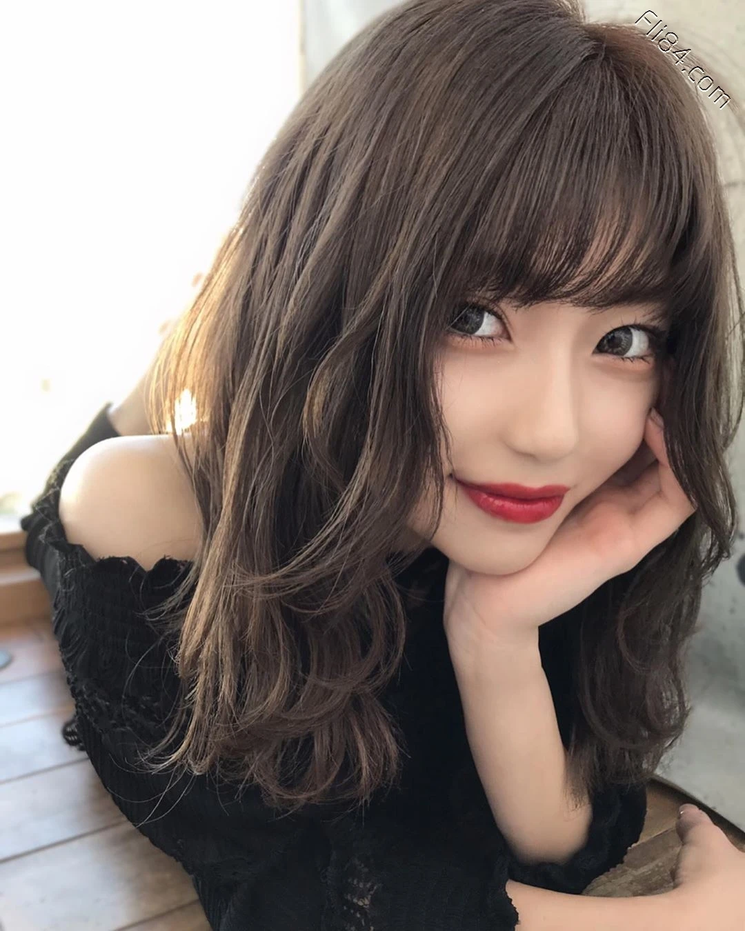 日本美容师“相楽ゆか”卷发红唇，性感的犯规！