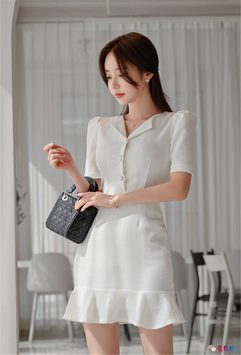 孙允珠丨简式萤白桦树细纹格子职业裙