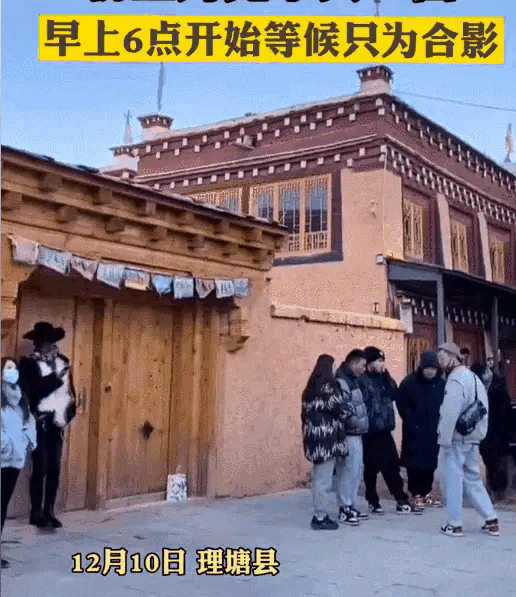 模特金字塔前Cos埃及艳后，结果因尺度过大被抓了