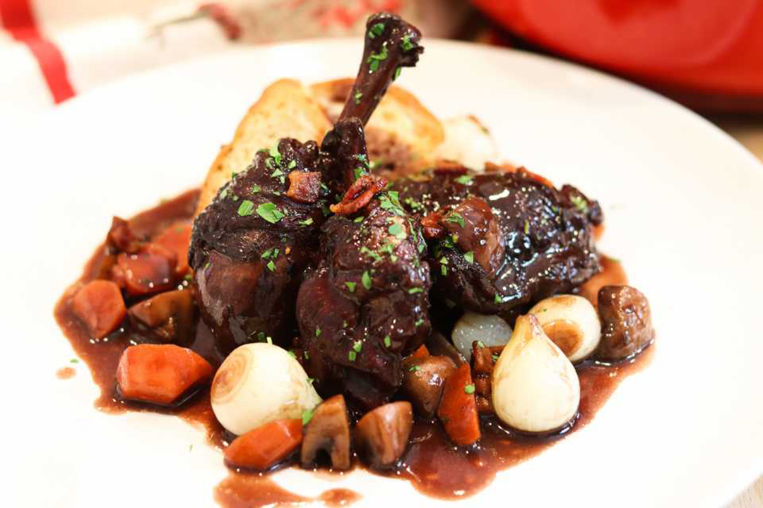 带你领略来自世界各地疗愈美食,经典法菜:红酒炖公鸡_新浪新闻