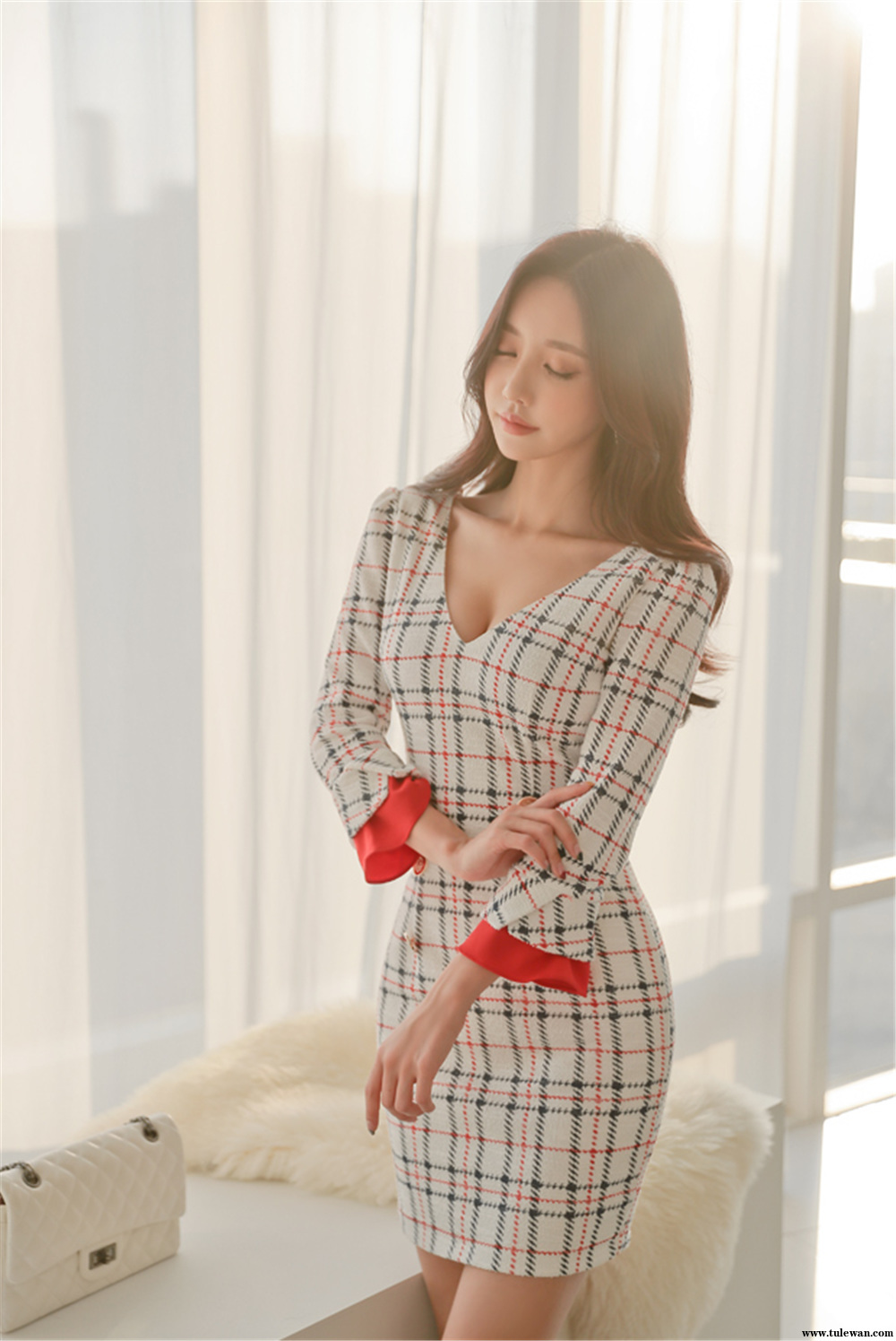 孙允珠丨蓝红勾线麻纹轻熟商务包臀裙