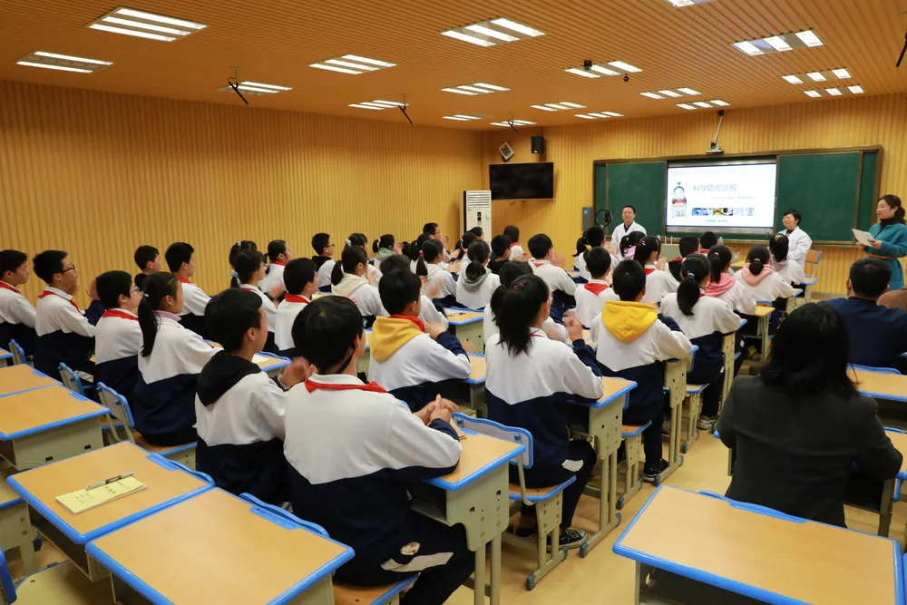 近视防控宣传教育月，湘潭市中心医院走进第十六中学