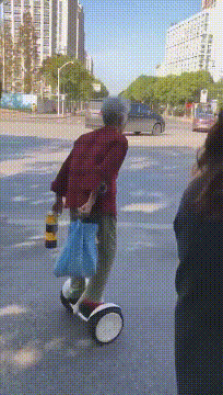 搞笑动图：明明你动了情，却又不靠近！