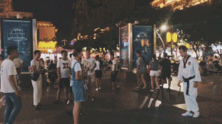 很幽默的GIF图片：非得逗人家，把妹子惹急了吧