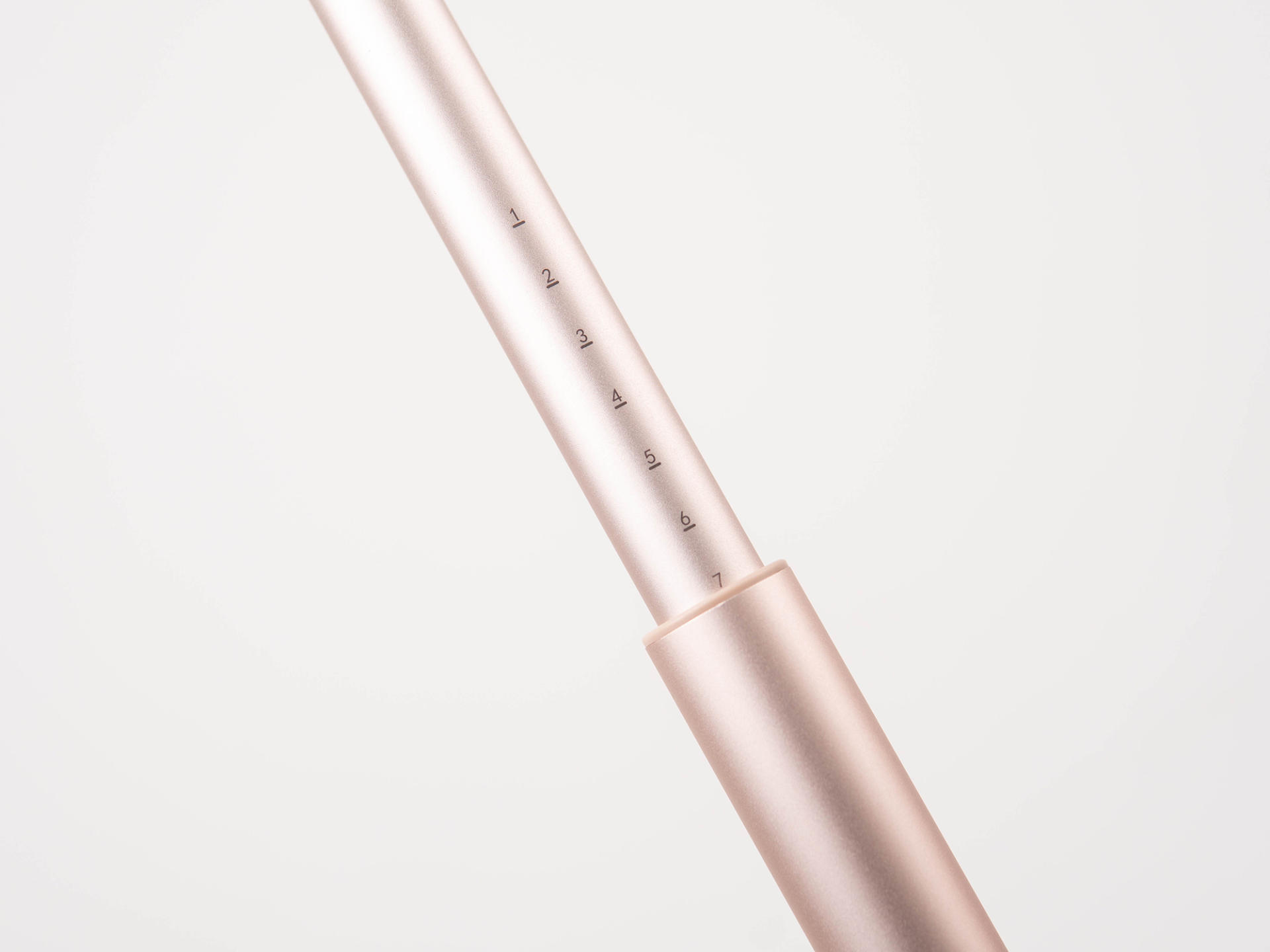 颠覆传统吹发方式，品仕乐立式吹风机解放双手吹发更舒适