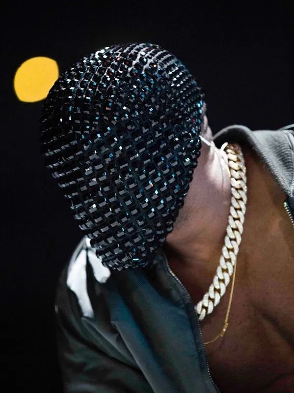 就拿rapper界的时髦教主 kanye west 来说,早在yeezus tour巡回演唱的