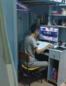 搞笑动图：备胎的究极状态，亮瞎了我的狗眼