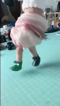 爆笑GIF图：遇到两个酒场高手，我只能认怂先撤了