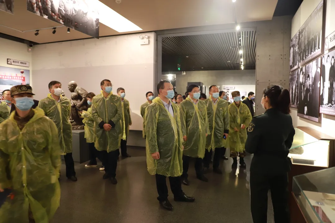 雨中祭英烈 党史筑忠魂——湘潭天易农商银行开展“清明祭英烈”活动