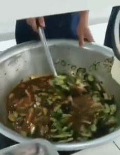 搞笑动图：备胎的究极状态，亮瞎了我的狗眼