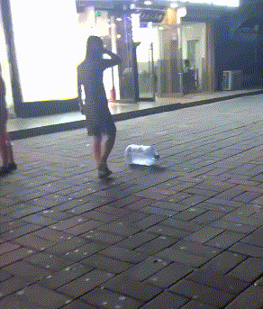 搞笑动图GIF：妹子调皮了！我都想试试了！