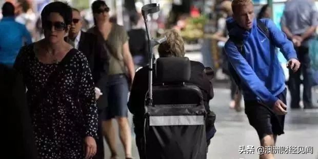 女子裹塑料袋逛Coles视频被疯传，万人点赞！我看到了澳洲最真实的一面！