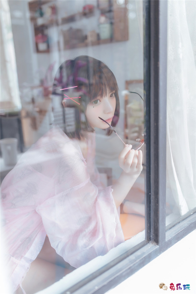 甜美少女的粉色睡衣