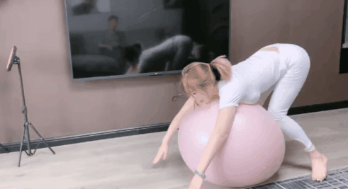 会挑逗的美女GIF图：这姿势，真没几个人能做到！