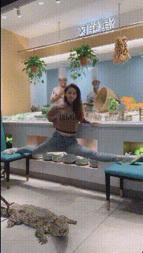 大胸MM的GIF图片：呼之欲出！