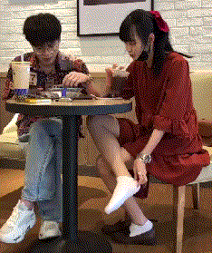 搞笑动图GIF：妹子调皮了！我都想试试了！