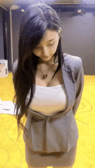 漂亮MM的动图：妹妹说滚我就滚！