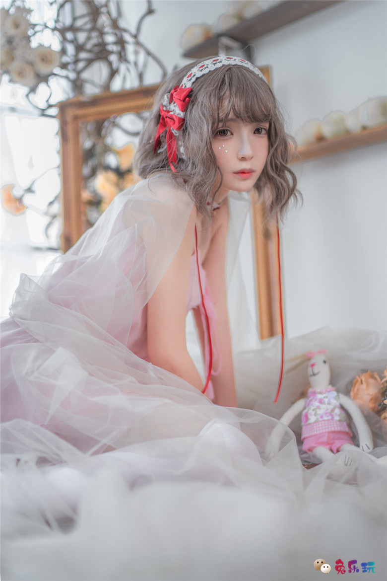 甜美少女的粉色睡衣